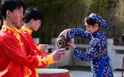 河南仙门山仰韶古村80面大鼓齐响唤春 精彩演绎重现传统文化 河南仙门山仰韶古村80面大鼓齐响唤春 精彩演绎重现传统文化