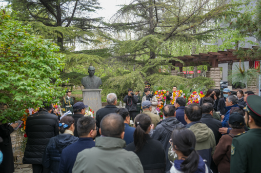 南开大学师生校友清明时节缅怀前贤致敬历史 南开大学师生校友清明时节缅怀前贤致敬历史_fororder_10