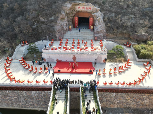 河南仙门山仰韶古村80面大鼓齐响唤春 精彩演绎重现传统文化 河南仙门山仰韶古村80面大鼓齐响唤春 精彩演绎重现传统文化