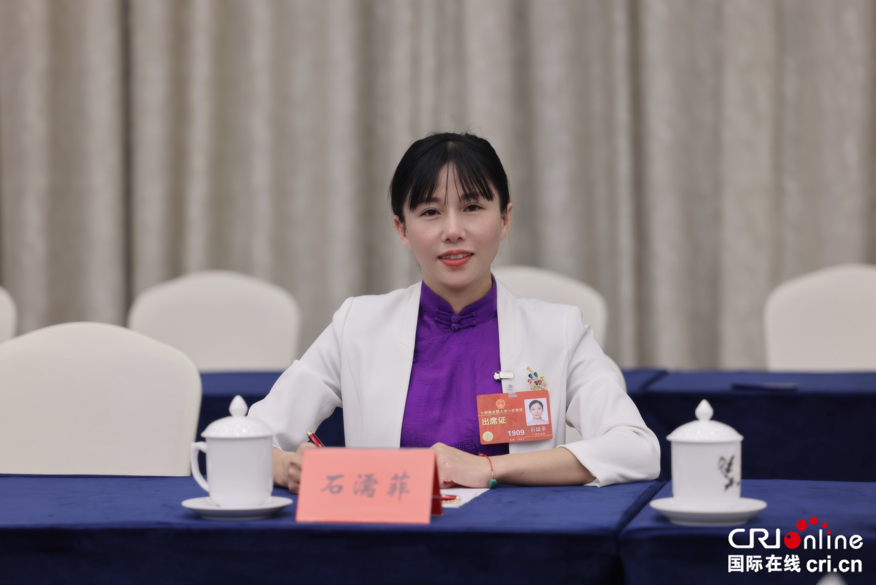 从“侨销茶”到“俏销茶” 非遗“古董”茶的致富经_fororder_图5(第十四届全国人大代表石濡菲在两会现场)