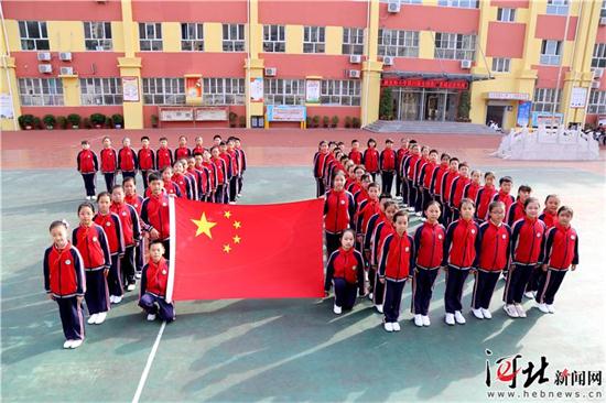 衡水:"我与国旗合个影"