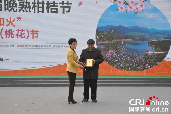 图片默认标题_fororder_授予谭后根“丹棱桔橙之父”称号。摄影张清锐