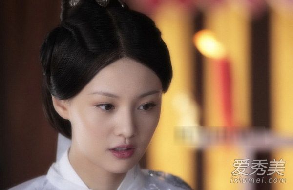 郑爽发型蜕变史：从楚雨荨到贝微微一路都很美
