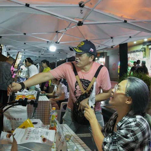 市井消费 尽显中国经济“韧劲” 市井消费 尽显中国经济“韧劲”