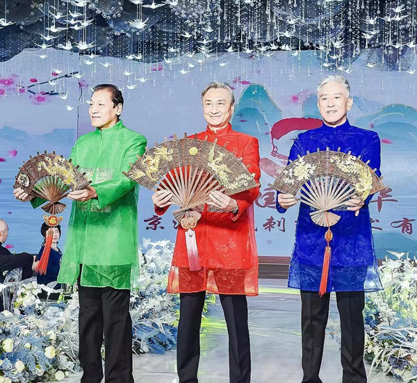 江选民率“绣国荣华”的佳丽们共庆“三八妇女节” 江选民率“绣国荣华”的佳丽们共庆“三八妇女节”