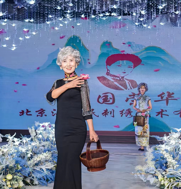 江选民率“绣国荣华”的佳丽们共庆“三八妇女节” 江选民率“绣国荣华”的佳丽们共庆“三八妇女节”