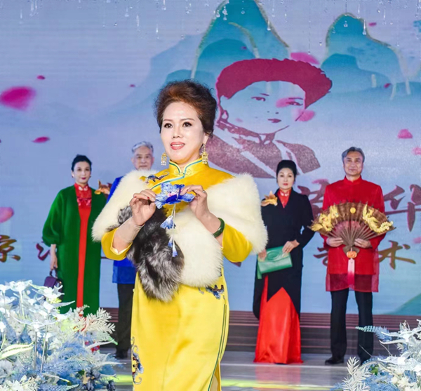 江选民率“绣国荣华”的佳丽们共庆“三八妇女节” 江选民率“绣国荣华”的佳丽们共庆“三八妇女节”