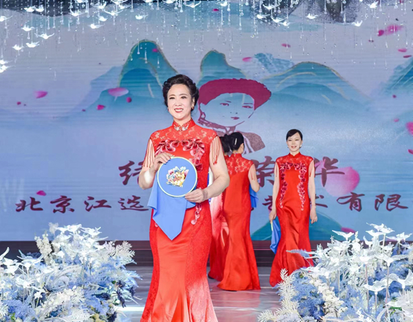 江选民率“绣国荣华”的佳丽们共庆“三八妇女节” 江选民率“绣国荣华”的佳丽们共庆“三八妇女节”