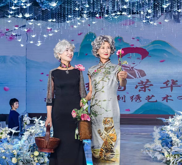 江选民率“绣国荣华”的佳丽们共庆“三八妇女节” 江选民率“绣国荣华”的佳丽们共庆“三八妇女节”