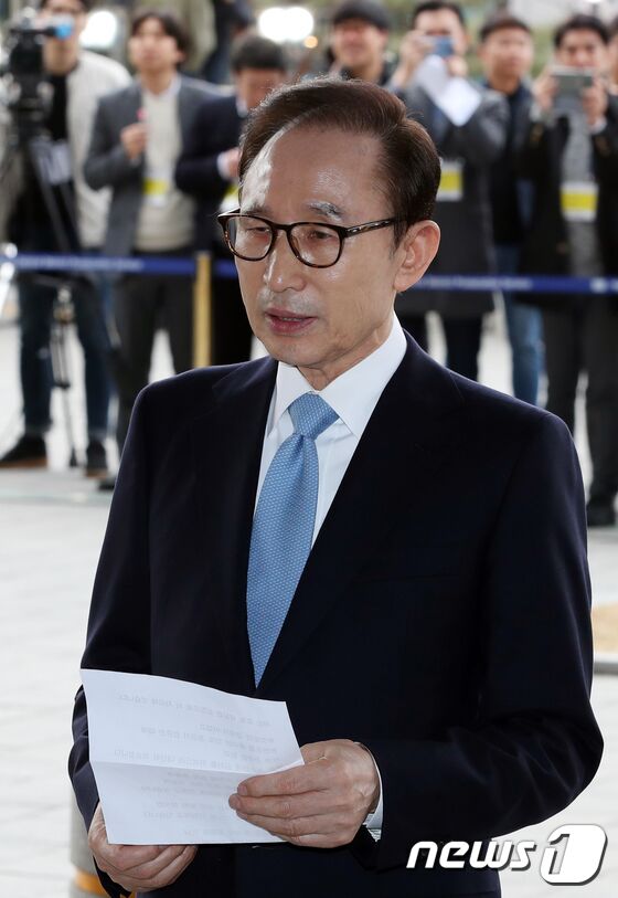 李明博向韩国国民道歉 网友：韩国历任总统全军覆没
