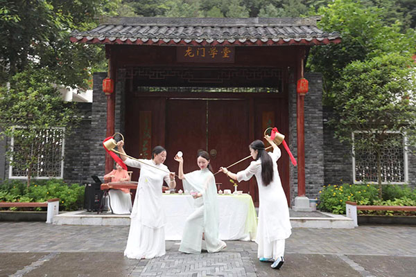 (张)达州万源:做好茶旅融合富民文章 奏响乡村振兴和美韵律_fororder_茶艺表演--摄影-马法海