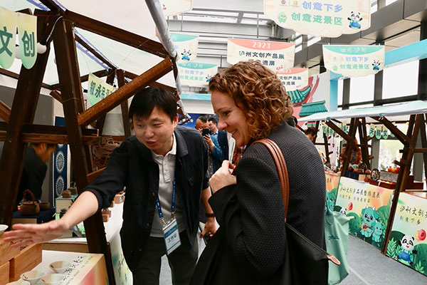 (张)以酒为媒 推动中希关系友好稳定发展:第十八届“酒博会”在泸州开幕_fororder_图片3