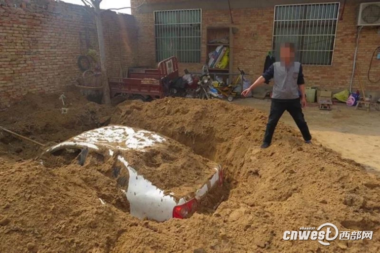 大荔男子肇事伤人后逃逸 怕担责在家院里挖坑埋车