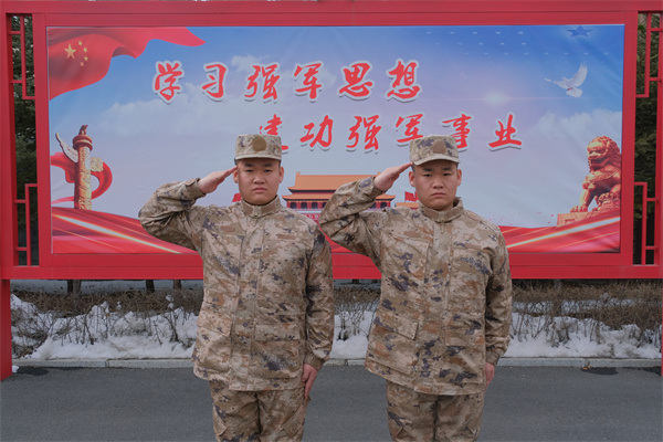 吉林特稿 | 参军少年不负戎装 双胞胎兄弟入伍从军替父圆梦_fororder_图6:玄杉(左)与玄彬(右)