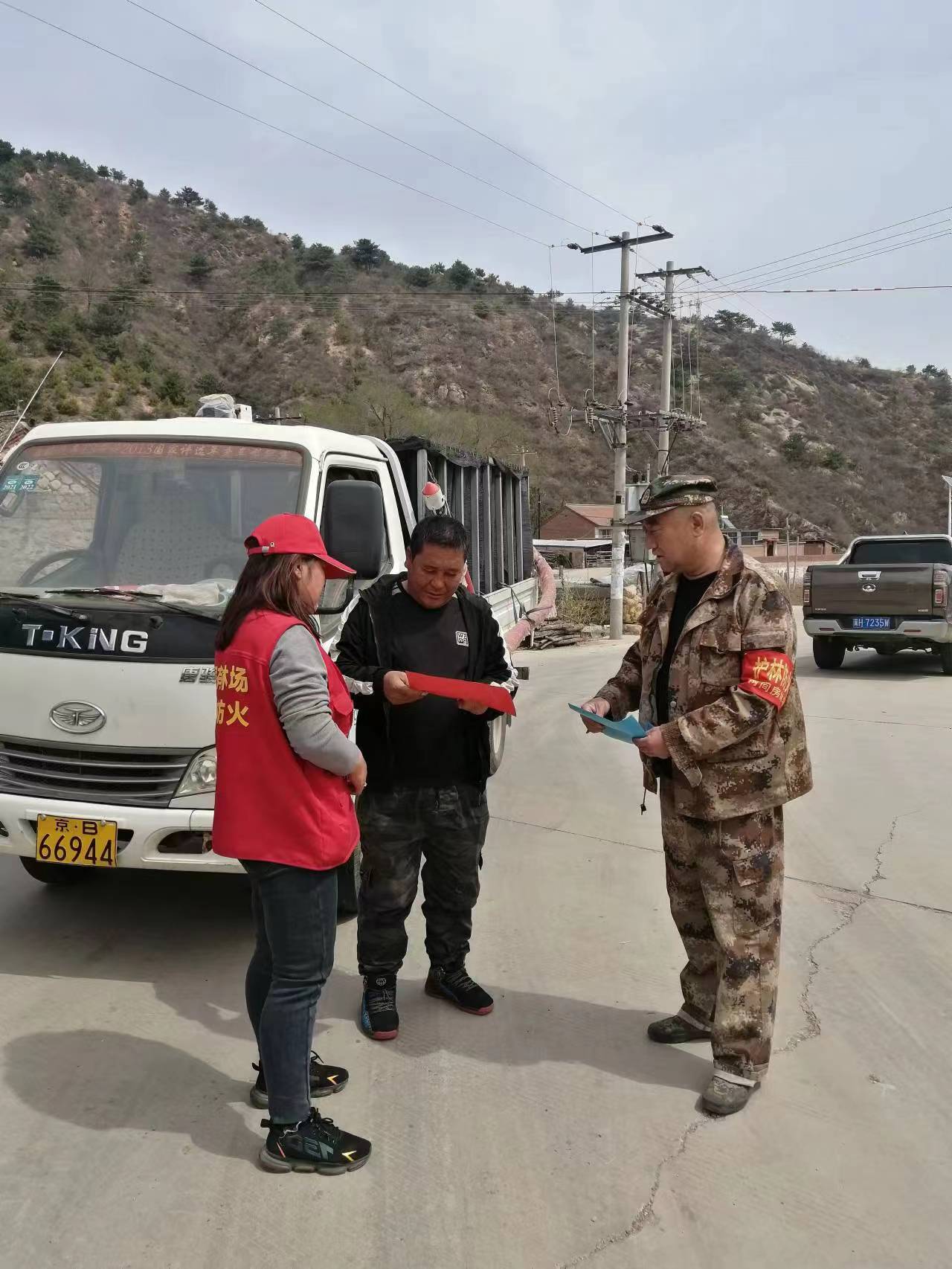 河北丰宁:念好“四字经” 防火备耕两不误_fororder_图4 两间房林场护林员在路人发放明白纸,讲解护林防火政策 拍摄于新然