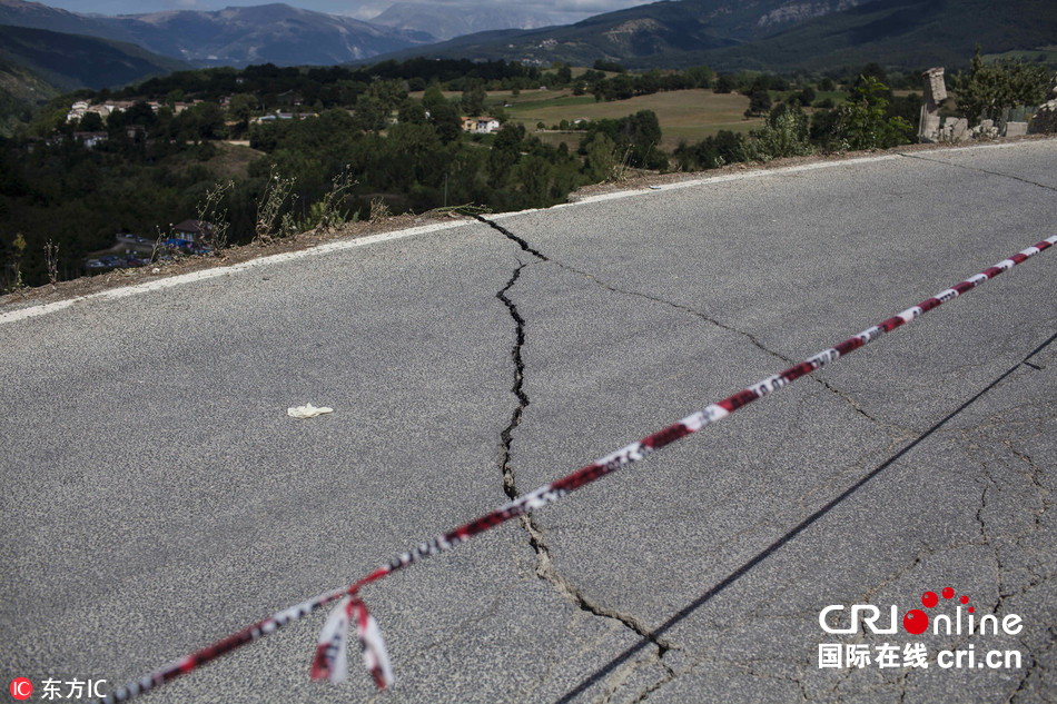 意大利强震致地面现巨大裂缝