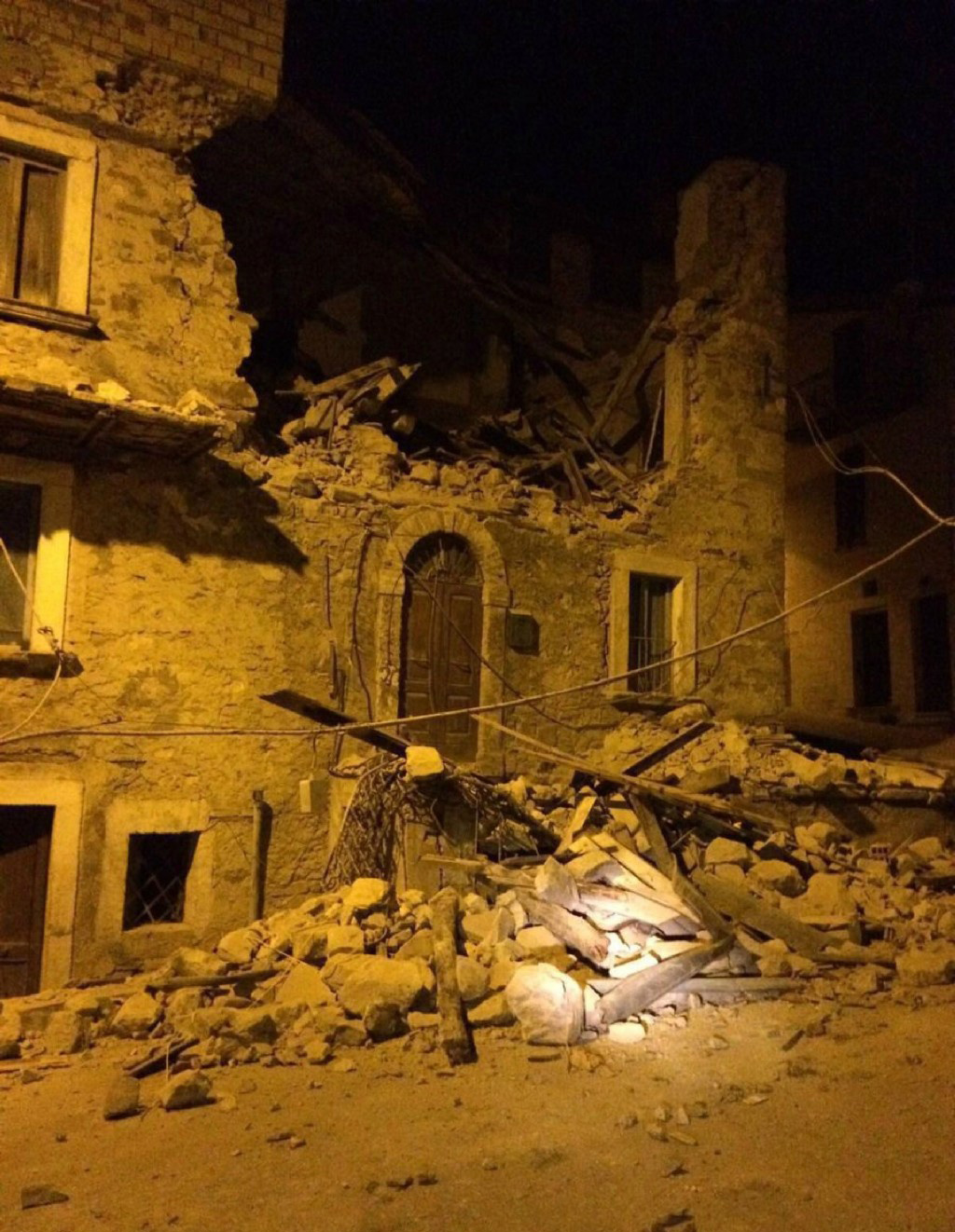 意大利地震救援行动困难