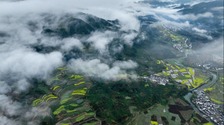 安徽黃山：雨后古村春色美