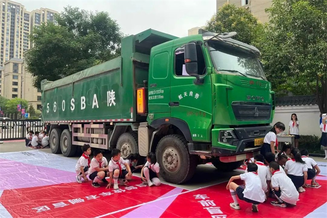 西安曲江新区:畅通“护学路” 安全伴成长_fororder_640 (5)
