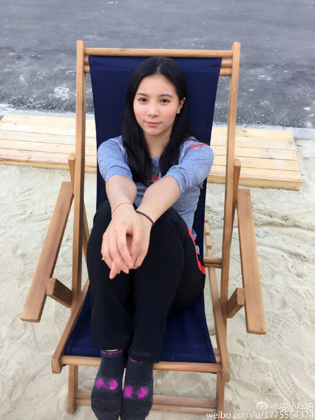 何姿微博秀黑白婚纱写真