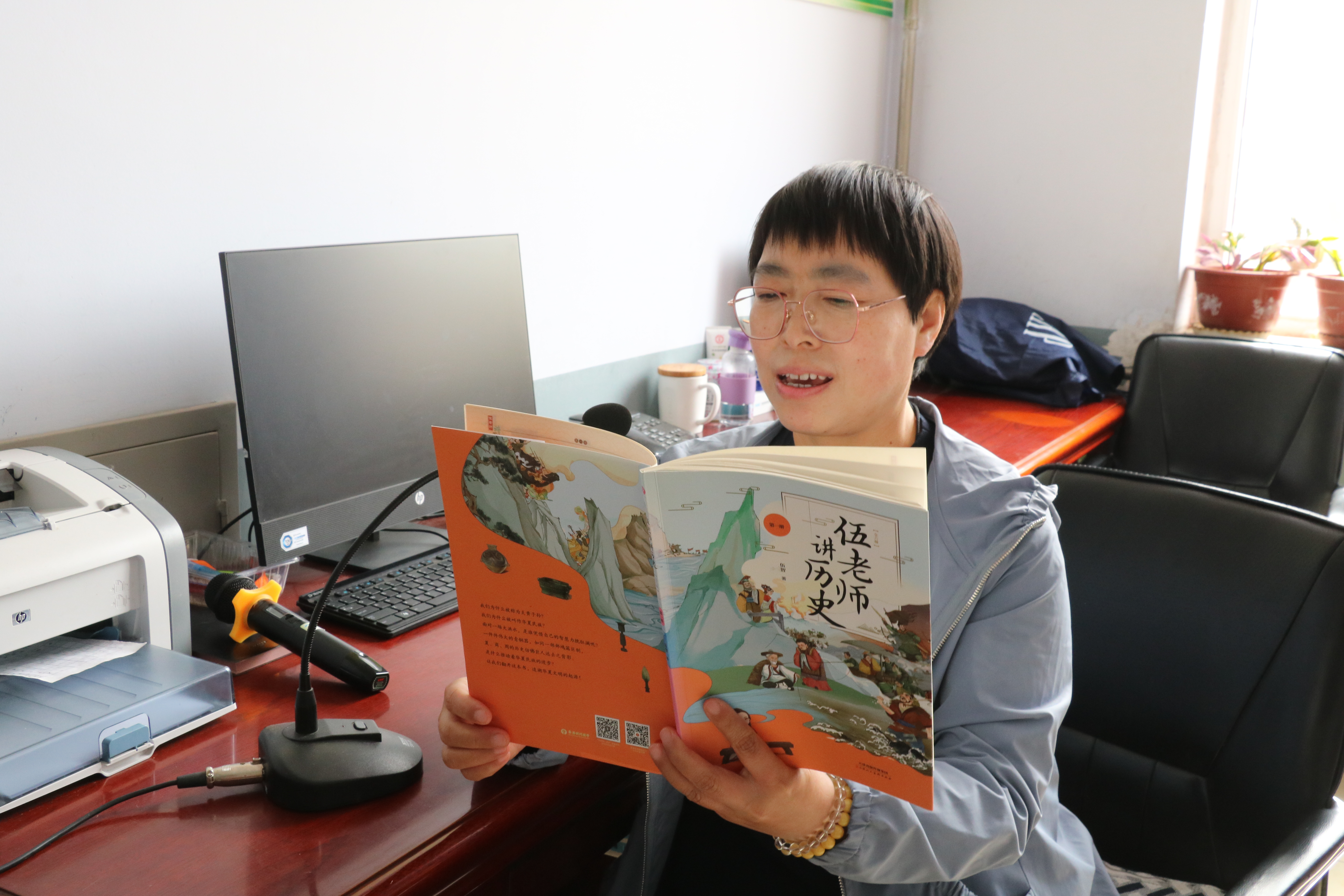 图片默认标题_fororder_图1 丰宁第二小学校长闫平在广播室为全校师生郎读历史故事 拍摄苏克研