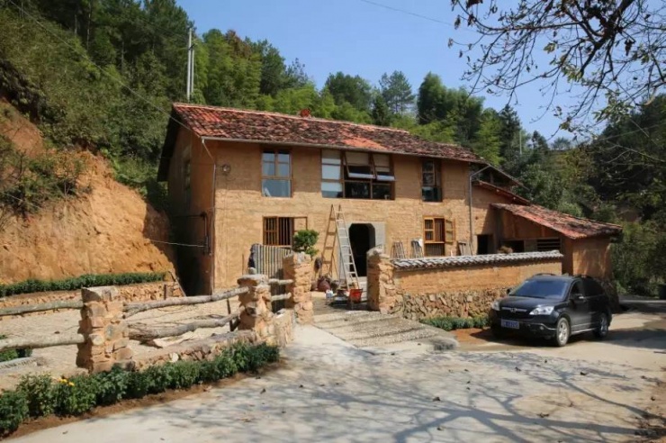 画家教师住深山 将破屋改成文艺小院