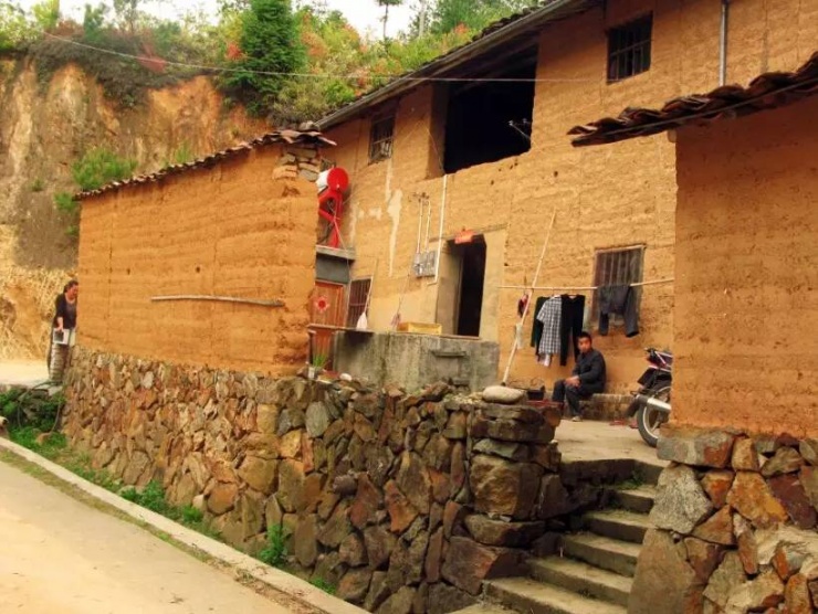 画家教师住深山 将破屋改成文艺小院