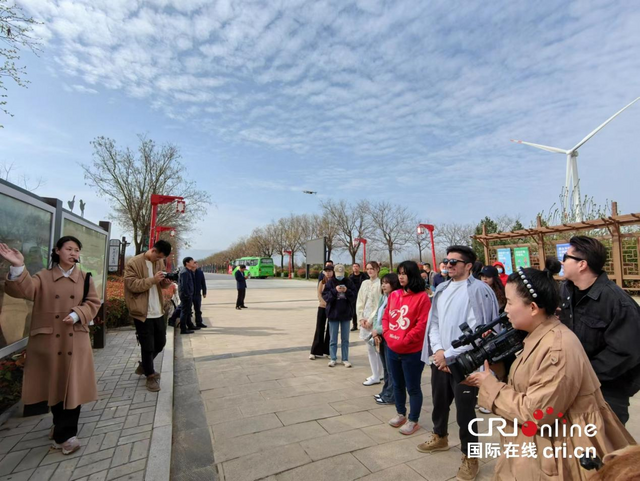 古城迎来异乡客 多国“Z世代” 青年同绘千古潼关山河奇景 古城迎来异乡客 多国“Z世代” 青年同绘千古潼关山河奇景_fororder_图片20