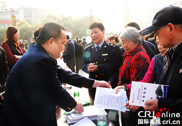 图片默认标题_fororder_2向过往市民发送消费维权知识资料