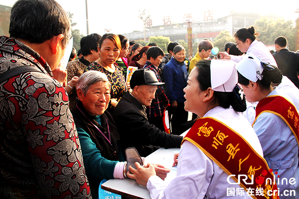 图片默认标题_fororder_1现场为群众开展医疗咨询服务