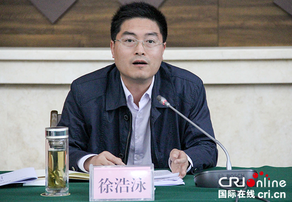 图片默认标题_fororder_2沿滩区委副书记徐浩泳总结工作（摄影-杨梦婧）