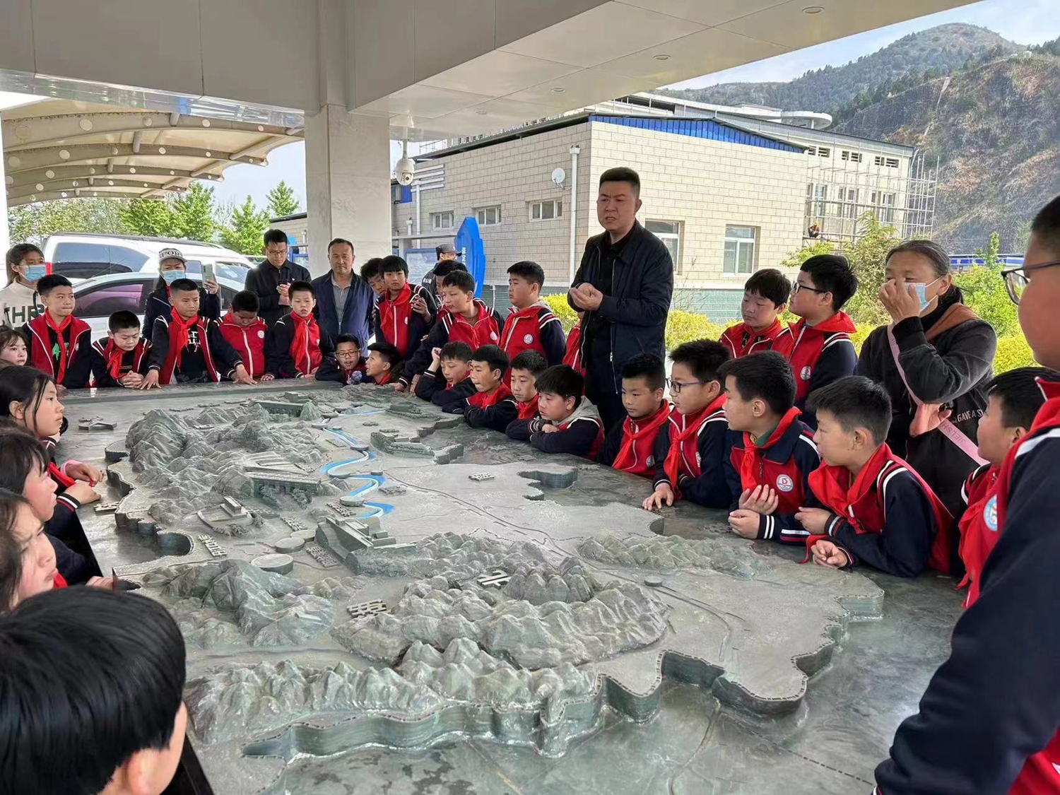 (原创)保定市满城区开展“伟大的工程 流动的智慧”南水北调漕河渡槽研学活动_fororder_南水北调管理处负责人以浮雕为载体,介绍了我国水资源现状 摄影 李小米