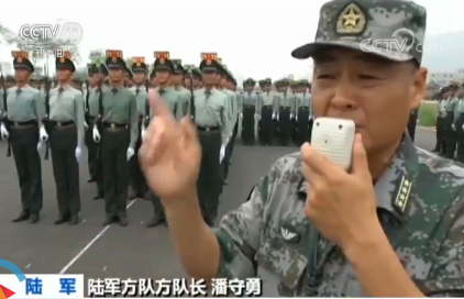 央视记者探访阅兵训练场丨陆军方队劈枪动作如何达到“复制粘贴”效果?