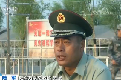 央视记者探访阅兵训练场丨陆军方队劈枪动作如何达到“复制粘贴”效果?