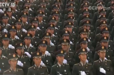 央视记者探访阅兵训练场丨陆军方队劈枪动作如何达到“复制粘贴”效果?