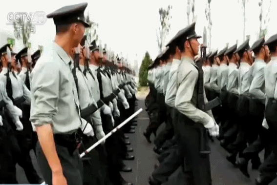 央视记者探访阅兵训练场丨陆军方队劈枪动作如何达到“复制粘贴”效果?
