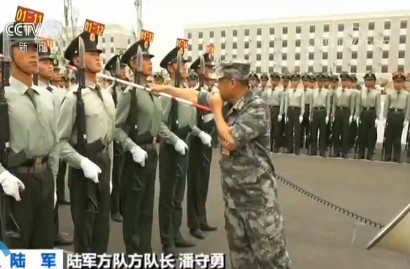 央视记者探访阅兵训练场丨陆军方队劈枪动作如何达到“复制粘贴”效果?
