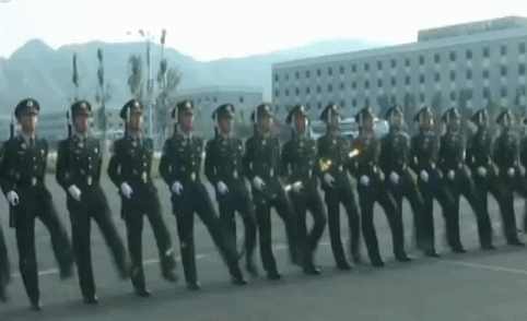 央视记者探访阅兵训练场丨陆军方队劈枪动作如何达到“复制粘贴”效果?