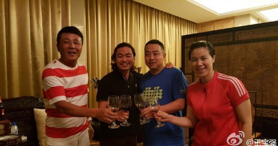 王宝强婚变后首发声 发合影黑瘦老十岁