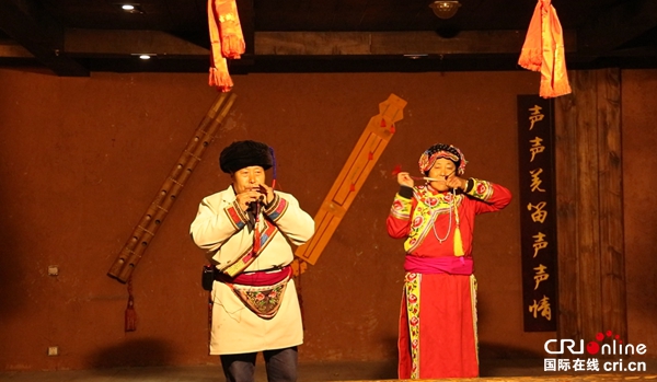 我们的家园 | 走进中国古羌城 沉浸式体验“活”起来的羌文化_fororder_羌笛和口弦展演1