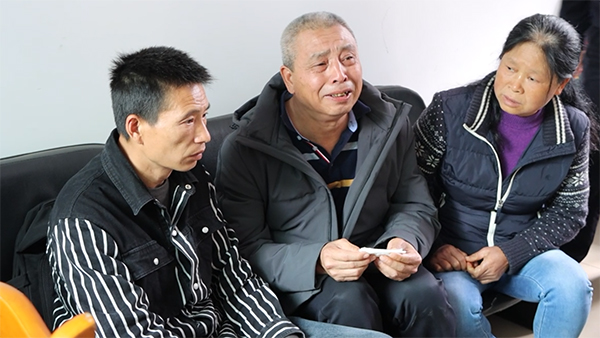 (张)宜宾南溪公安:“团圆行动”帮助被拐34年的孩子回家_fororder_蔡义君夫妇与失踪34年的儿子蔡晓波(左)终于团圆-供图-南溪区公安分局