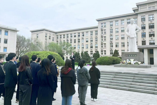 南开大学师生校友清明时节缅怀前贤致敬历史 南开大学师生校友清明时节缅怀前贤致敬历史_fororder_12