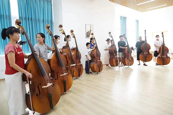 成都双流黄水镇长沟社区:新市民的幸福生活_fororder_低音提琴培训课堂-供图-双流区融媒体中心