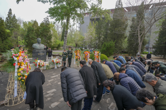 南开大学师生校友清明时节缅怀前贤致敬历史 南开大学师生校友清明时节缅怀前贤致敬历史_fororder_11