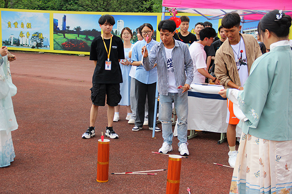 庆祝“五四”青年节 四川一高校上万学生参加趣味游园活动_fororder_趣味活动现场-摄影-王馨蕊1