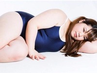 汪明荃69岁生日合影奥运选手 收到猪猪生日蛋糕