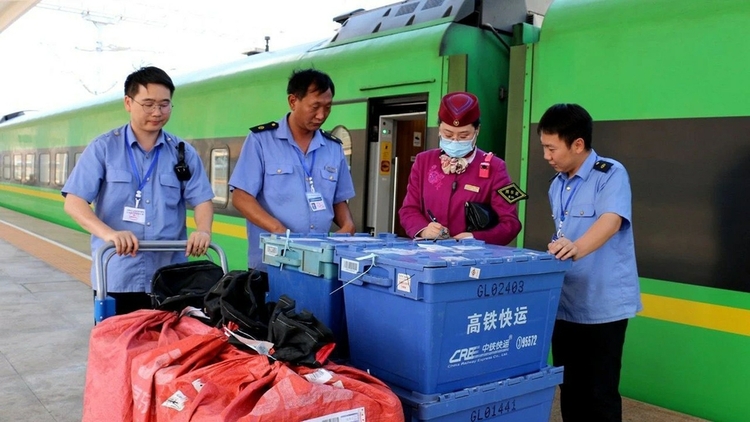 (转载)新成昆铁路开行“樱桃专车” 攀西樱桃首次坐上动车奔全国