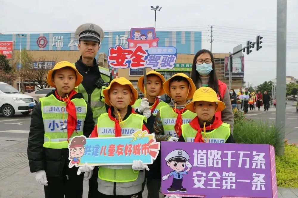 (转载)小手拉大手,春天的蓉城更美了!