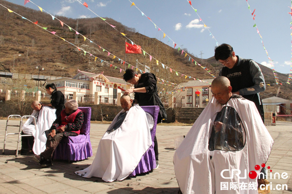 图片默认标题_fororder_爱心志愿者正在为老人们理发