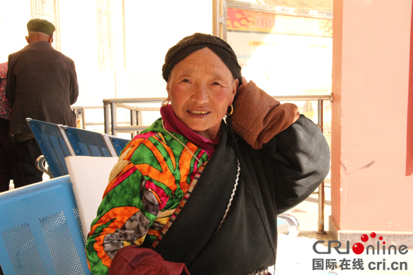 图片默认标题_fororder_爱美的尚金磋老人在整理头发